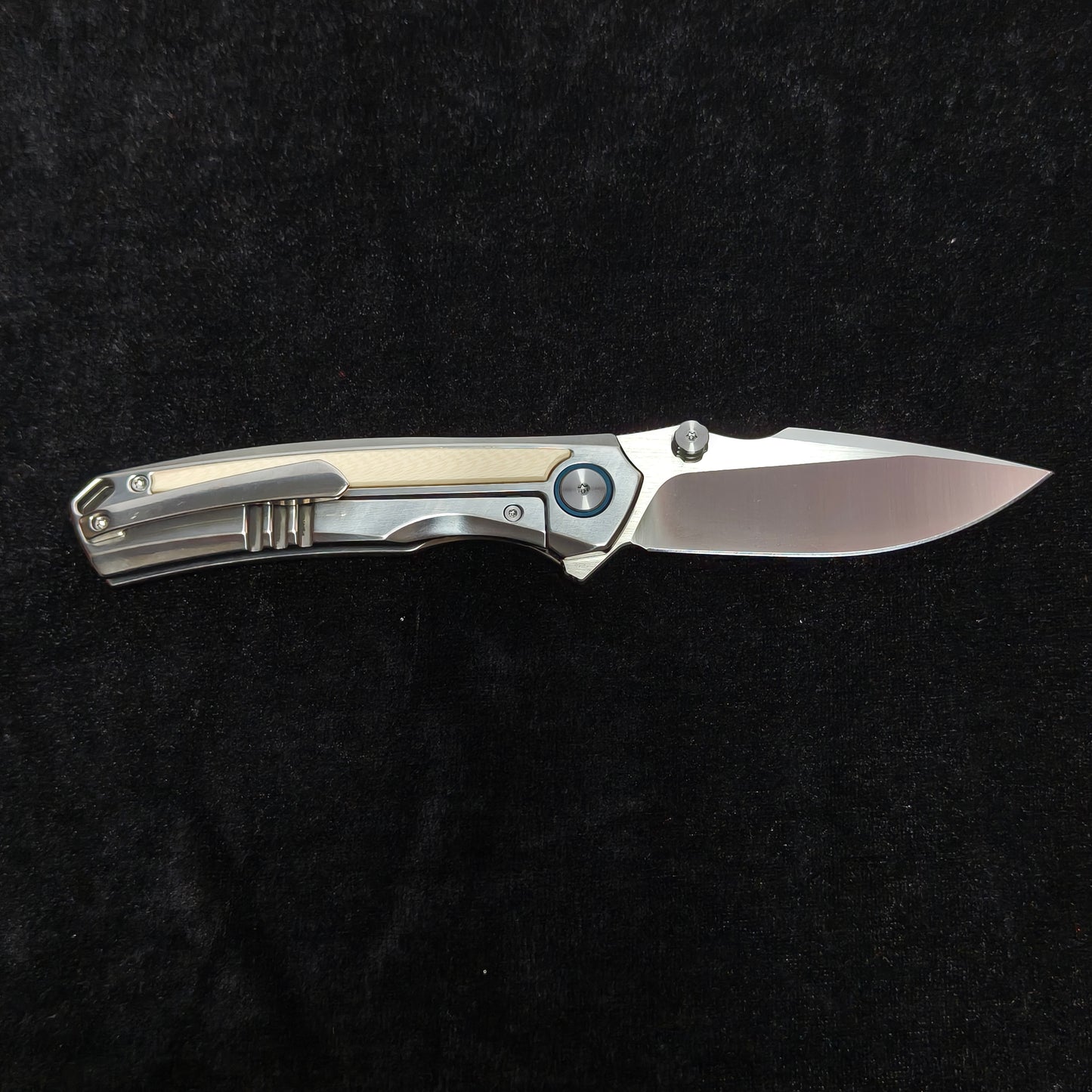 VORIXN LUCENT folding knife open, non-clip side, blade horizontal, clip side