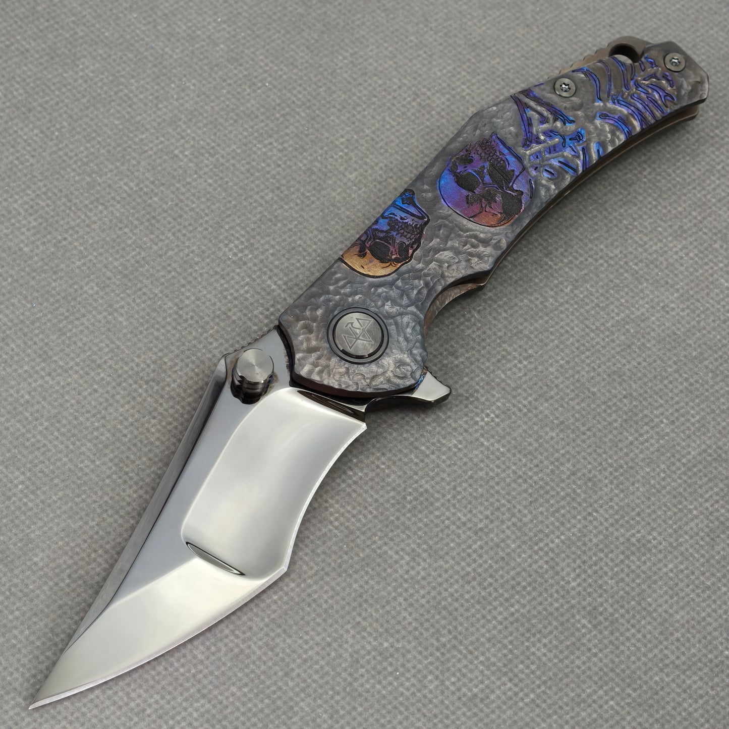 VORIXN „Skull Eclipse“ Flipper & Daumenpin Messer mit titanbeschichtetem, graviertem und eloxiertem Griff (10,2 cm 10Cr15CoMoV Klinge) KB090