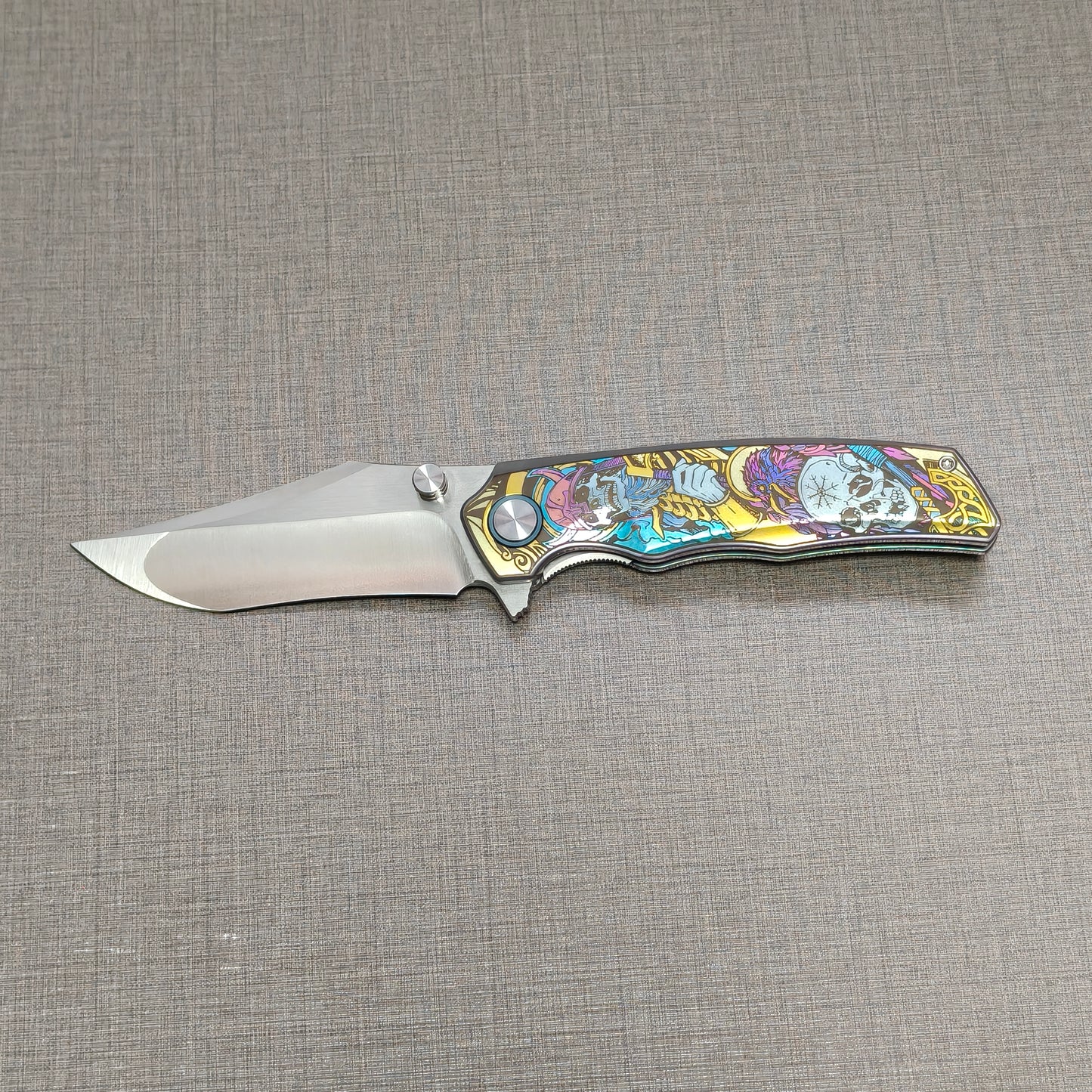 VORIXN Timeless folding knife open, non-clip side with blade in horizontal position