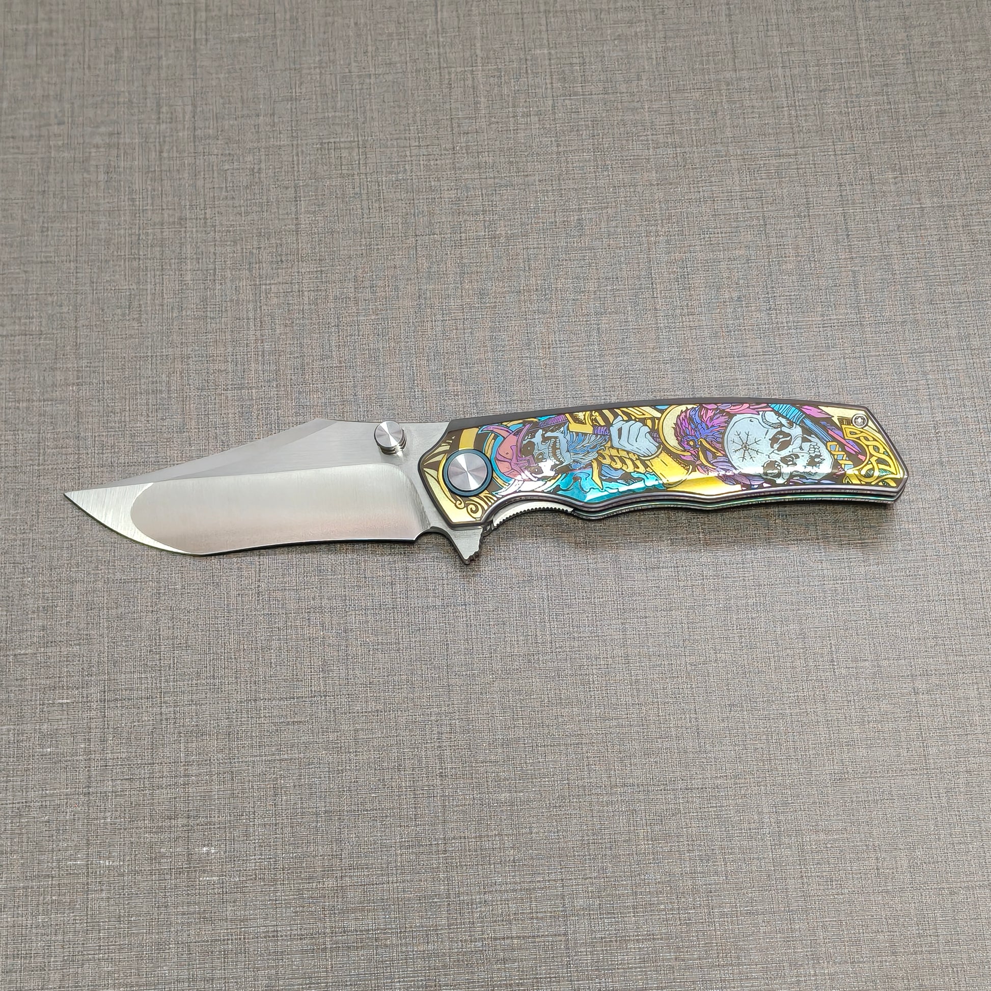 VORIXN Timeless folding knife open, non-clip side with blade in horizontal position