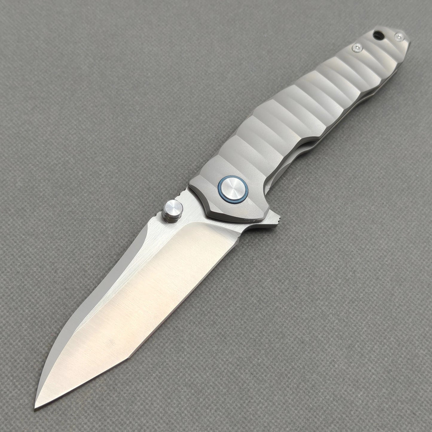 Couteau VORIXN "Longreach" avec ouverture flipper et double-molette, manche en titane (lame 10Cr15CoMoV de 4,1") KB002