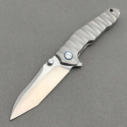 Couteau VORIXN "Longreach" avec ouverture flipper et double-molette, manche en titane (lame 10Cr15CoMoV de 4,1") KB002