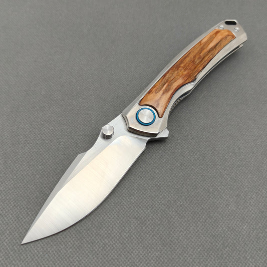 Couteau Vorixn "AURON" Flipper & Poussoir de Pouce Manche en Titane et Incrustation en Bois de Cerf Naturel (Lame 3.6" 10Cr15CoMoV) KB043