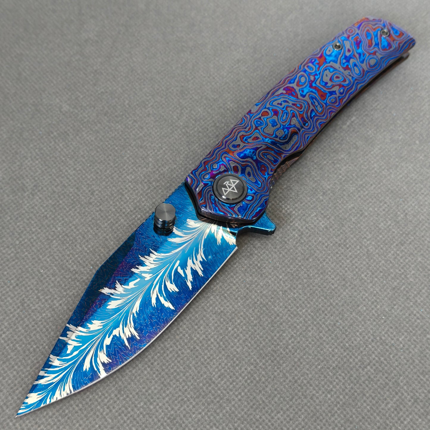 VORIXN KB082 Aurora Black Folding Knife – open non-clip side view showing Hand-Flamed Zirconium handle and Feather Damascus blade profile