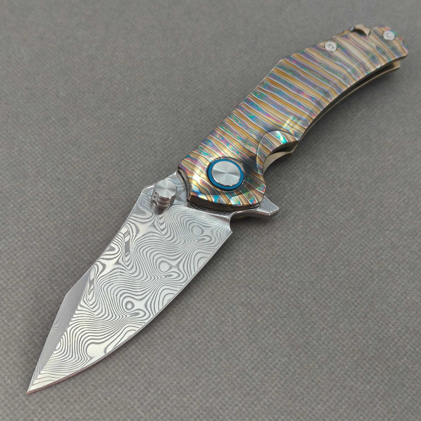 Vorixn "TitanFlame" Flipper- und Daumenpin-Messer mit flammendem Titangriff (3,6" Damaststahlklinge) KB029 