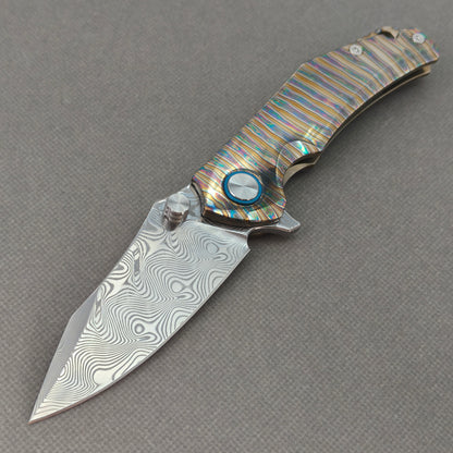 Vorixn "TitanFlame" Flipper- und Daumenpin-Messer mit flammendem Titangriff (3,6" Damaststahlklinge) KB029 