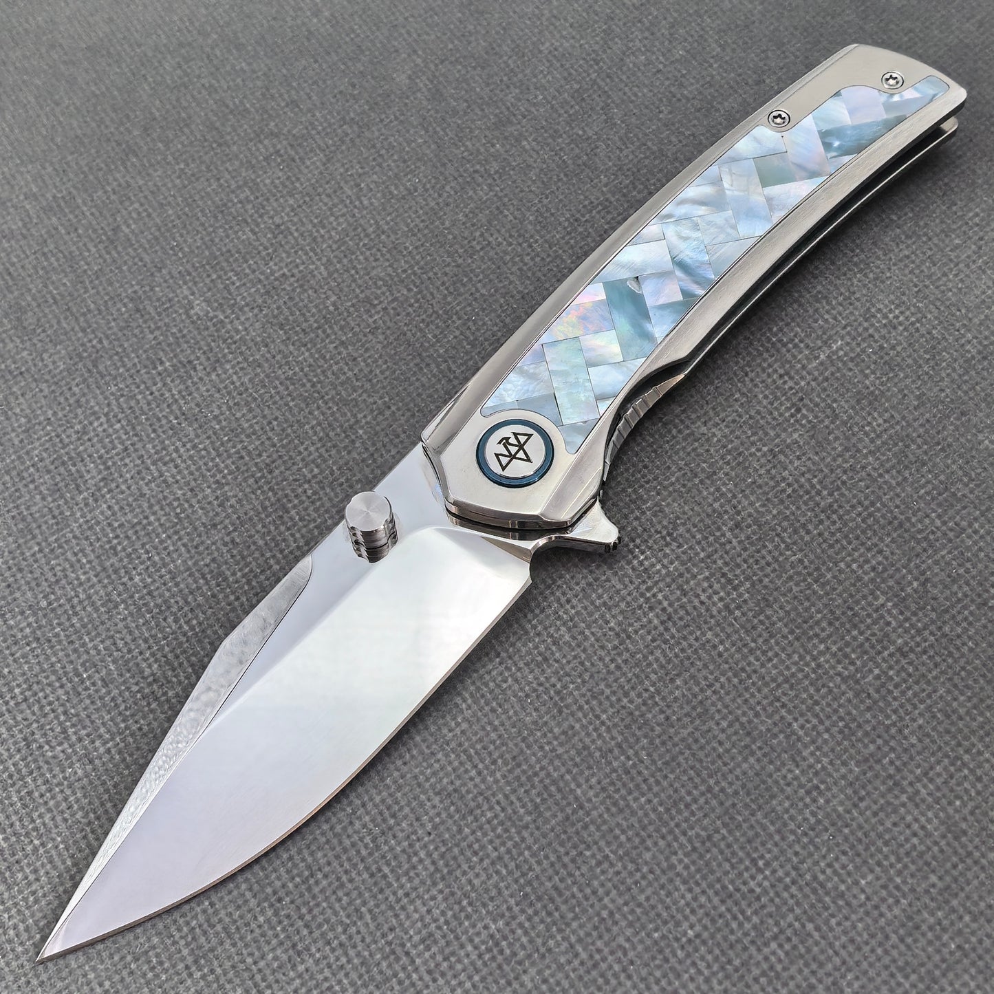 VORIXN "Ocean Mirage" Flipper & Daumenpin-Messer mit weißer Perlmutt-Einlage im Titan-Griff (9,7 cm M390 Klinge) KB092
