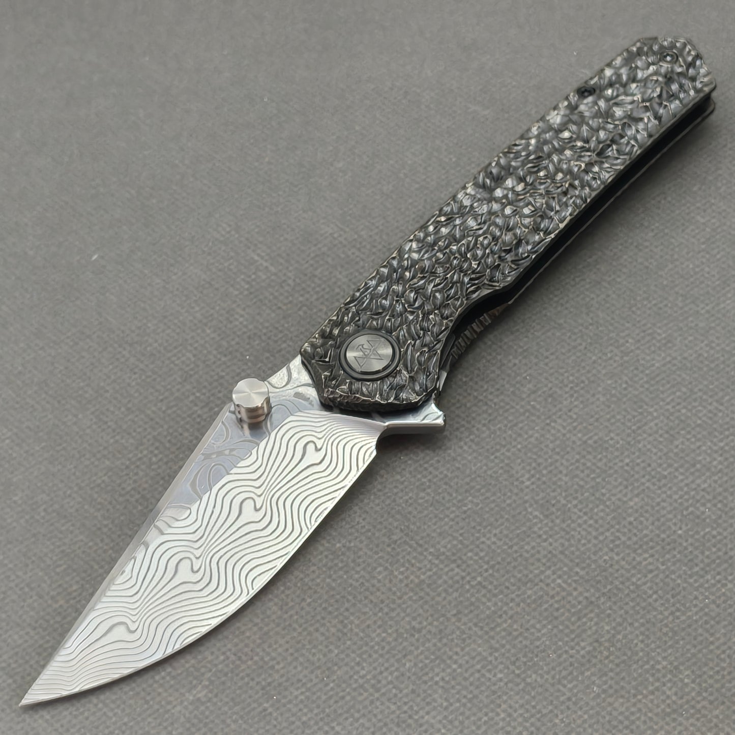 VORIXN "Blackscale" Flipper & Daumenpin-Messer, handgeschnitzter & DLC-beschichteter Titan-Griff (9,1 cm Damastklinge) KB088