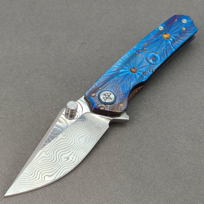 Couteau à flipper et à goujon de pouce Vorixn « Impact Origin » Manche anodisé gravé en titane (Lame en acier Damas de 3,6") KB049