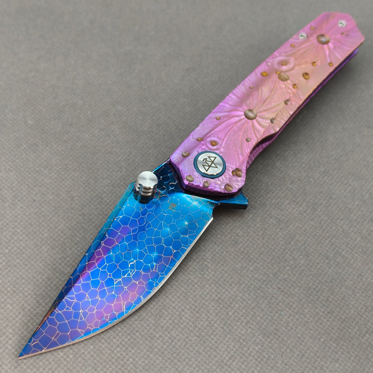 Couteau pliant Vorixn « Impact Origin » Flipper et repose-pouce, manche anodisé gravé en titane (lame en acier Damas de 3,6") KB069