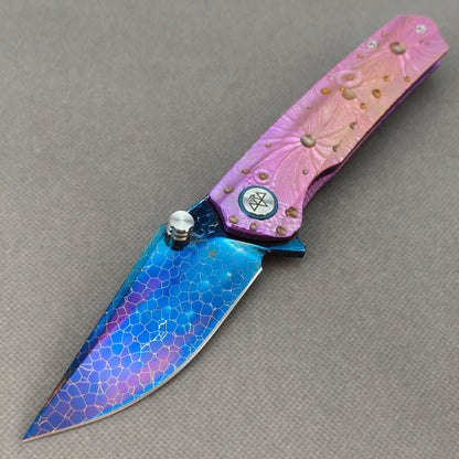Couteau pliant Vorixn « Impact Origin » Flipper et repose-pouce, manche anodisé gravé en titane (lame en acier Damas de 3,6") KB069