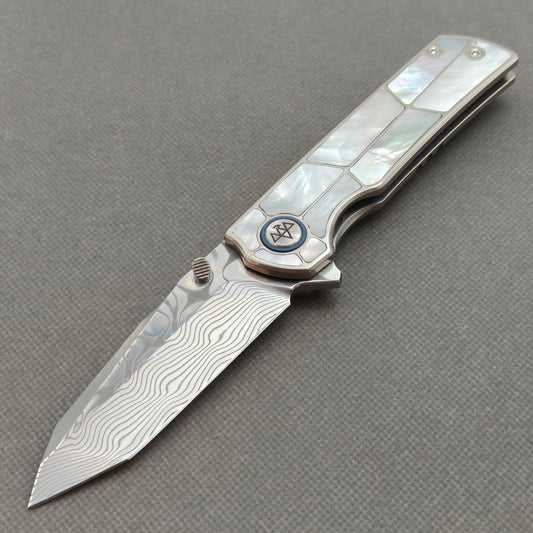Couteau pliant VORIXN « Ocean Mirage » avec ergot de pouce, manche en titane incrusté de nacre blanche (lame damassée de 8,6 cm) KB063