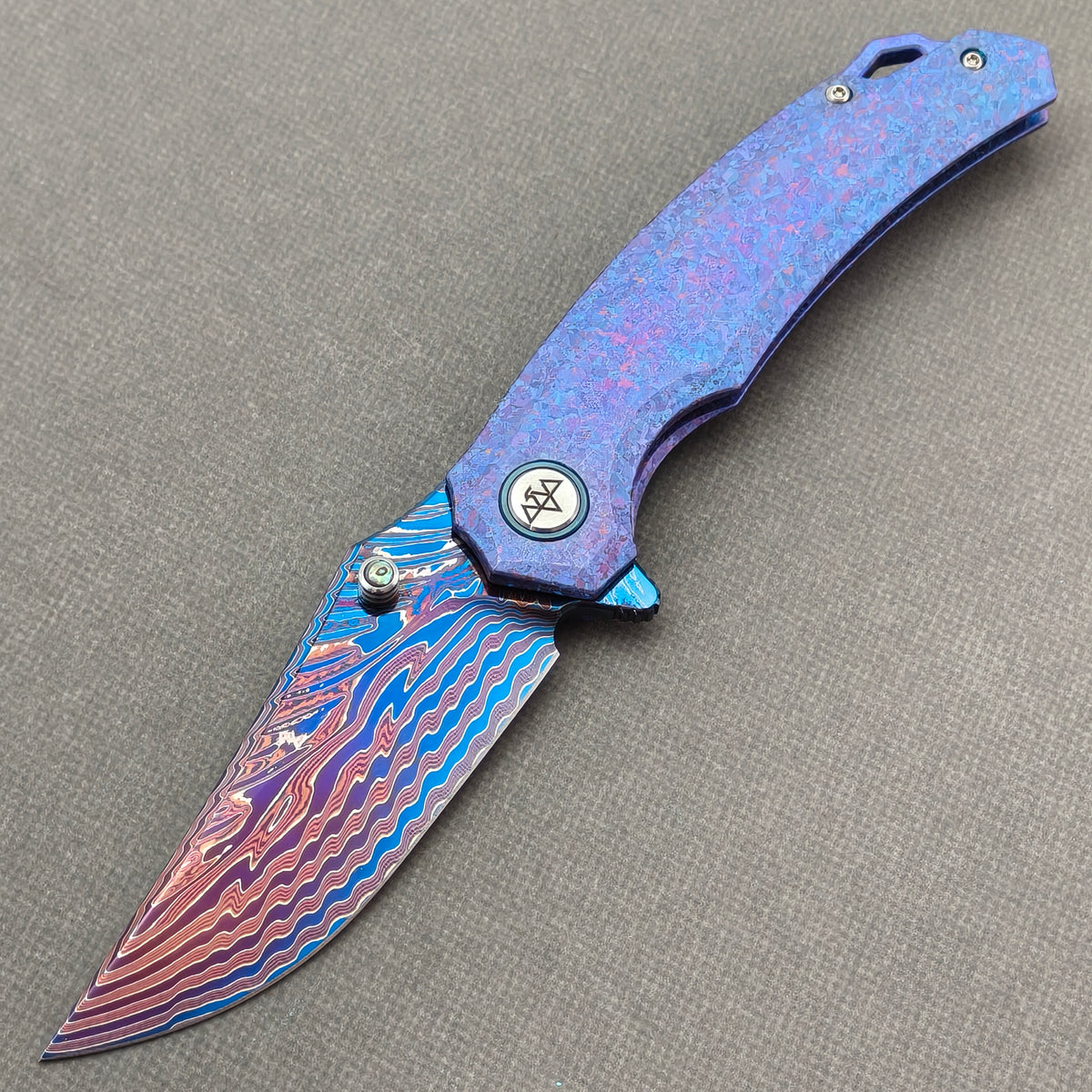 VORIXN Rimeflare KB132 Folding Knife – open non-clip side view showing Crystallized Titanium handle and Damascus blade profile.