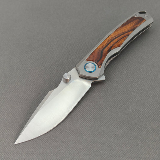 Couteau Vorixn "Ironwood Crest" à ouverture flipper et bouton de pouce avec manche en titane et bois de fer (lame 10Cr15CoMoV de 3,6") KB040