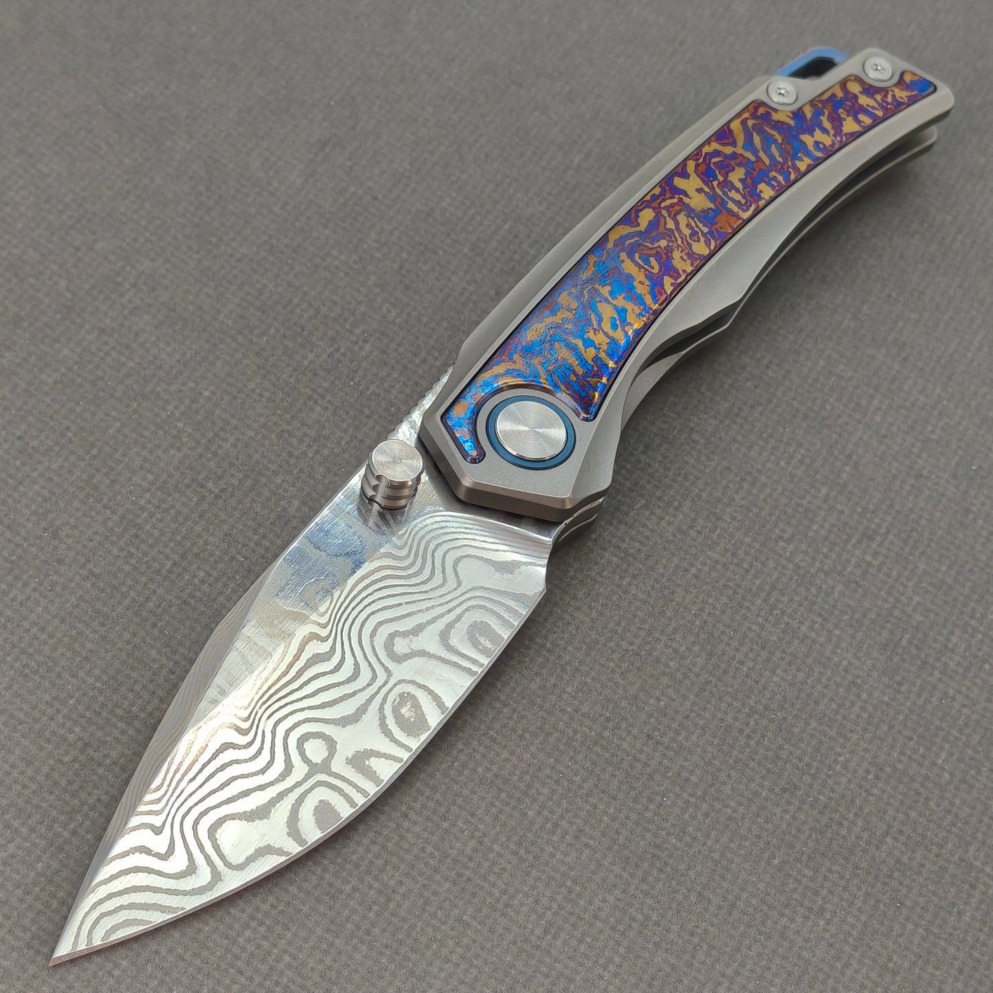 Vorixn „Abyssal“ Flipper- und Daumenpin-Messer mit Griff aus Titanflamme und Zirkoninlay (3,8" Damastklinge) KB039 