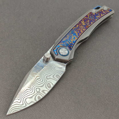 Vorixn „Abyssal“ Flipper- und Daumenpin-Messer mit Griff aus Titanflamme und Zirkoninlay (3,8" Damastklinge) KB039 