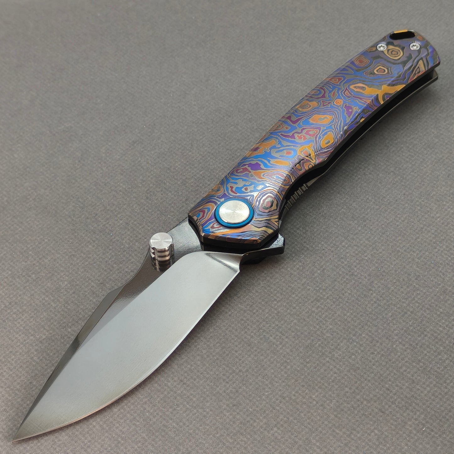 Vorixn „TOPOGRAPH“ Flipper- & Daumenpin-Messer, Titan-Griff (9,1 cm Klinge aus 10Cr15CoMoV Stahl) KB046