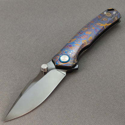 Vorixn „TOPOGRAPH“ Flipper- & Daumenpin-Messer, Titan-Griff (9,1 cm Klinge aus 10Cr15CoMoV Stahl) KB046