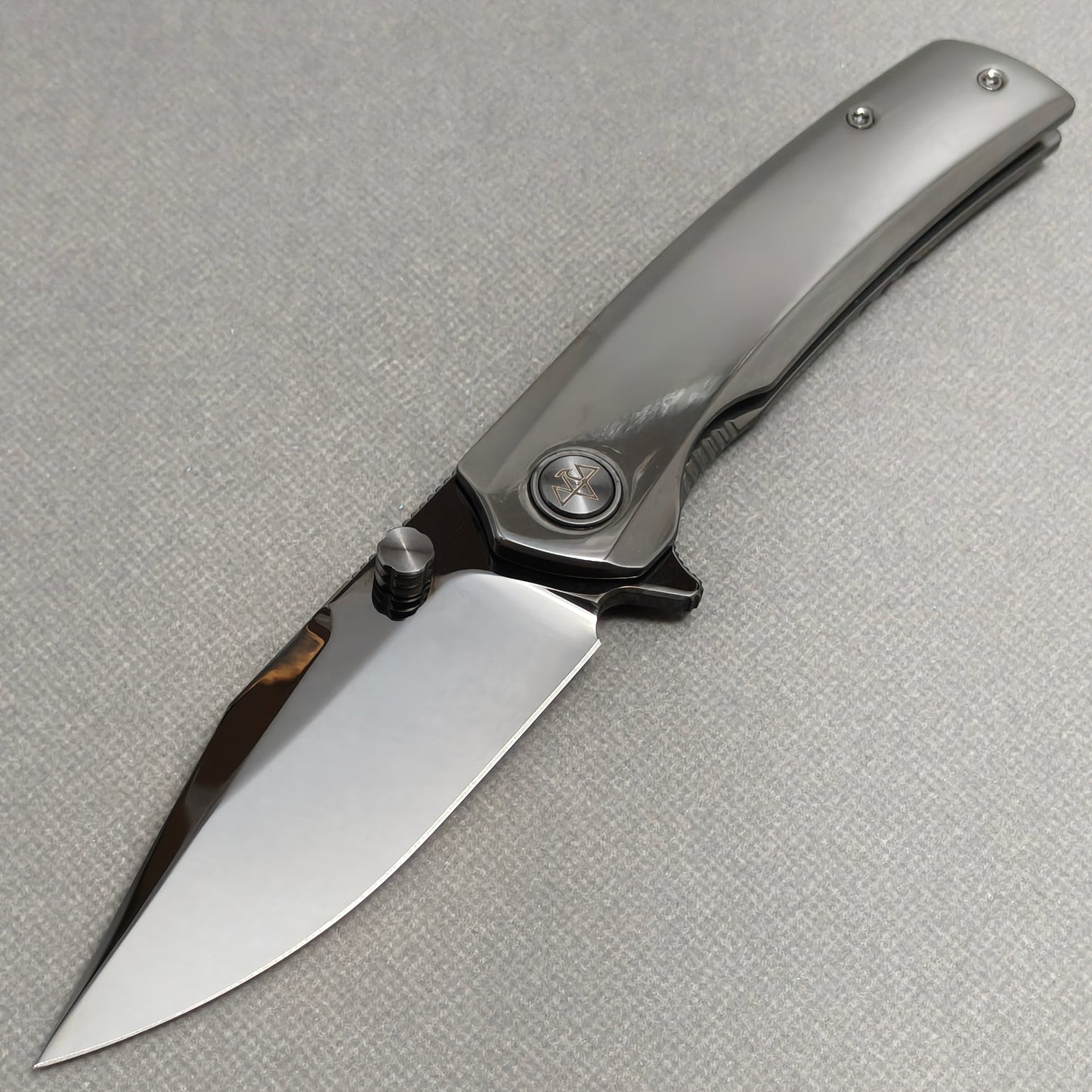 VORIXN „Obsidian Current“ Flipper- & Daumenpin-Messer, handgeflammter Zirkoniumgriff (9,7 cm M390 Klinge) KB087