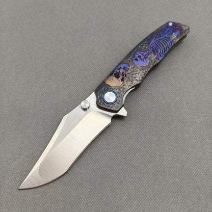VORIXN "Skull Titanium" Flipper- & Daumenpin-Messer Titan-gravierter, eloxierter Farbgriff (9,9 cm 10Cr15CoMoV Klinge) KB033