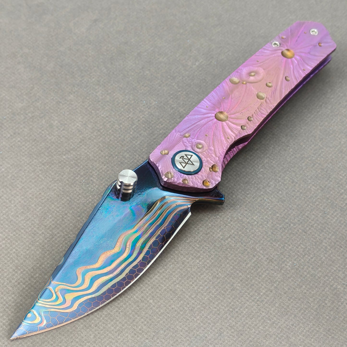 Vorixn "Impact Origin" Flipper & Daumenpin-Messer, Titan-gravierter, anodisierter Griff (9,14 cm Damaststahlklinge) KB079