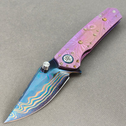 Vorixn "Impact Origin" Flipper & Daumenpin-Messer, Titan-gravierter, anodisierter Griff (9,14 cm Damaststahlklinge) KB079