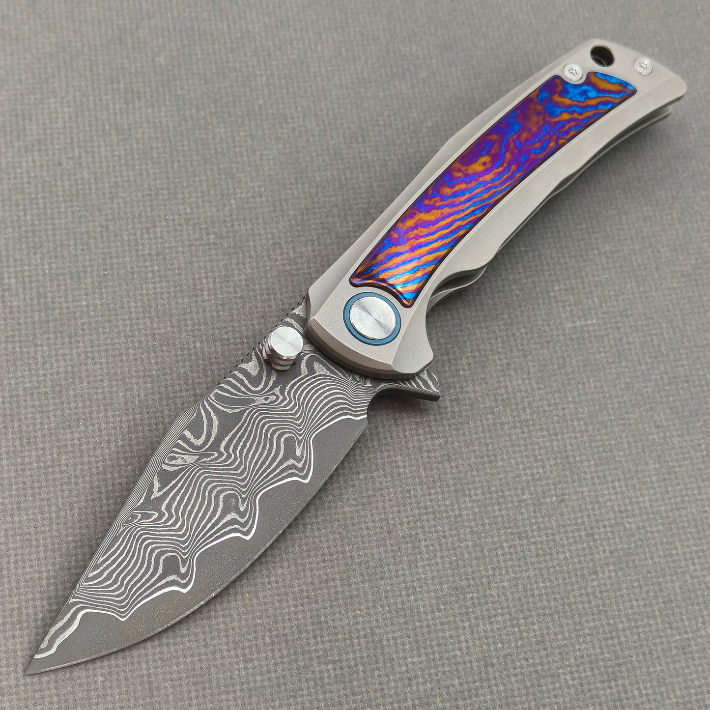 Vorixn „Nebula“ Flipper- und Daumenpin-Messer mit Griff aus Titanflammen-Zirkuinlay (3,8" Klinge aus Damaststahl) KB018 