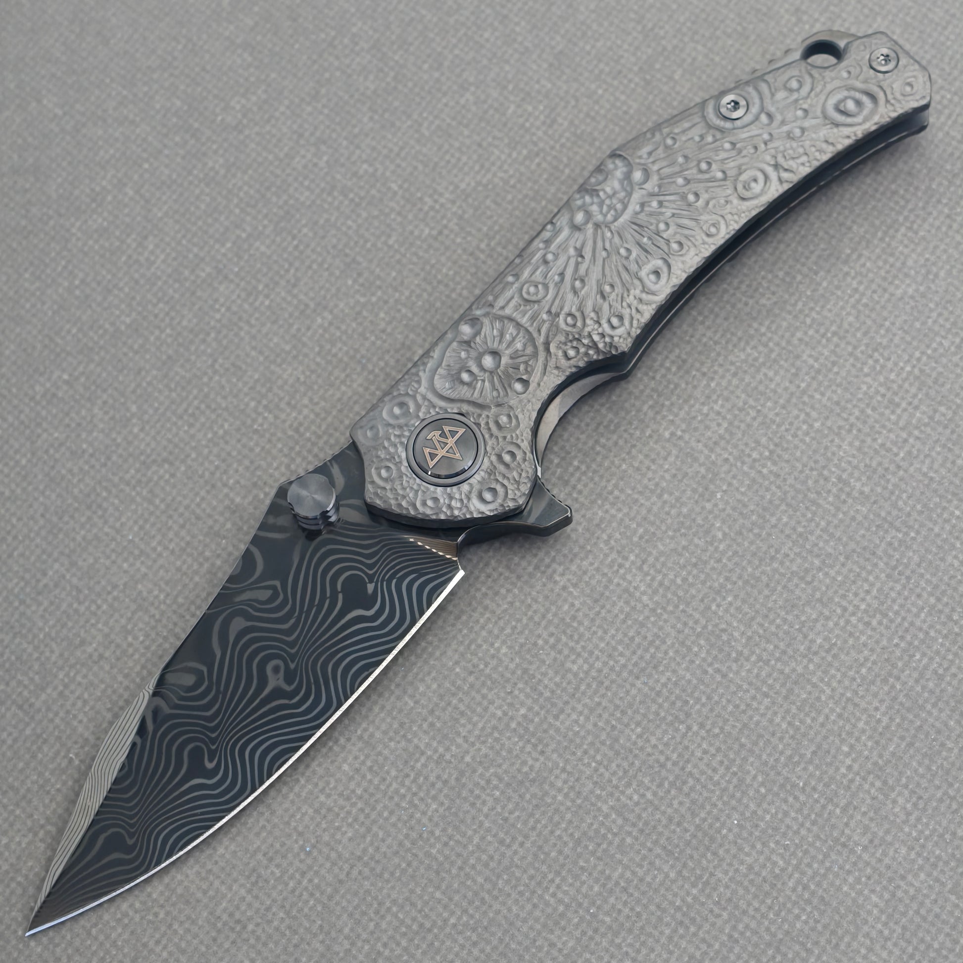 VORIXN Prism KB129 Folding Knife – open non-clip side view showing hand-engraved anodized titanium handle and Damascus blade profile
