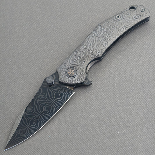 VORIXN Prism KB129 Folding Knife – open non-clip side view showing hand-engraved anodized titanium handle and Damascus blade profile