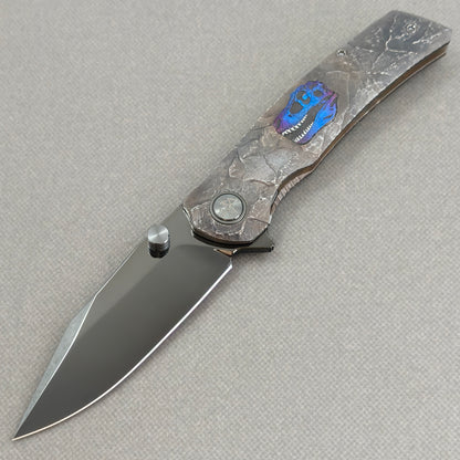 VORIXN Rex KB118 Folding Knife – open non-clip side view showing hand-engraved anodized titanium handle and M390 blade profile