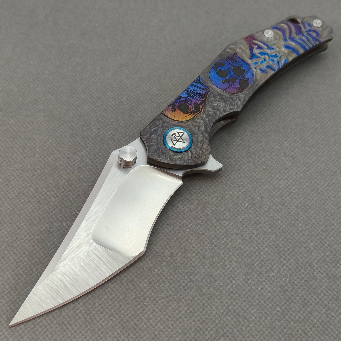 VORIXN „Skull Titanium“ Flipper- & Daumenpin-Messer, titangraviert, Griff mit eloxierter Farbgebung (4,0" 10Cr15CoMoV Klinge) KB006