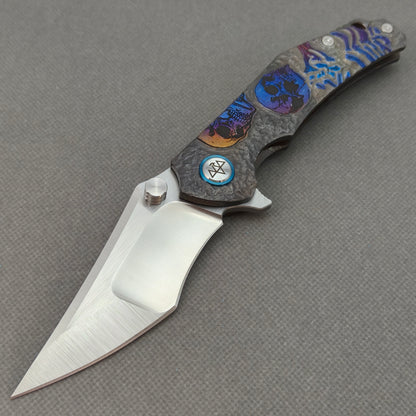 VORIXN „Skull Titanium“ Flipper- & Daumenpin-Messer, titangraviert, Griff mit eloxierter Farbgebung (4,0" 10Cr15CoMoV Klinge) KB006