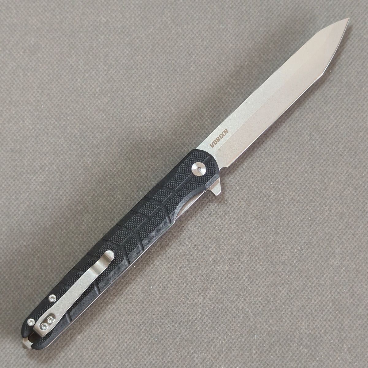 VORIXN KM001 blade detail showing D2 steel stonewashed finish and edge.