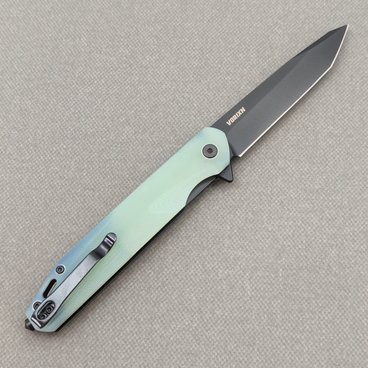 VORIXN KM005 blade detail showing D2 steel stonewashed finish and edge.
