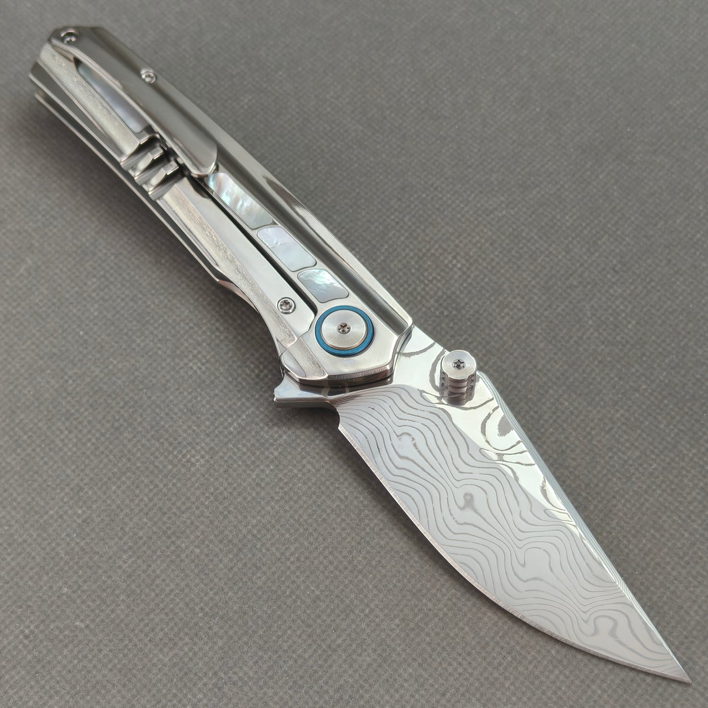 VORIXN Ocean Mirage KB050 blade and mother-of-pearl handle detail