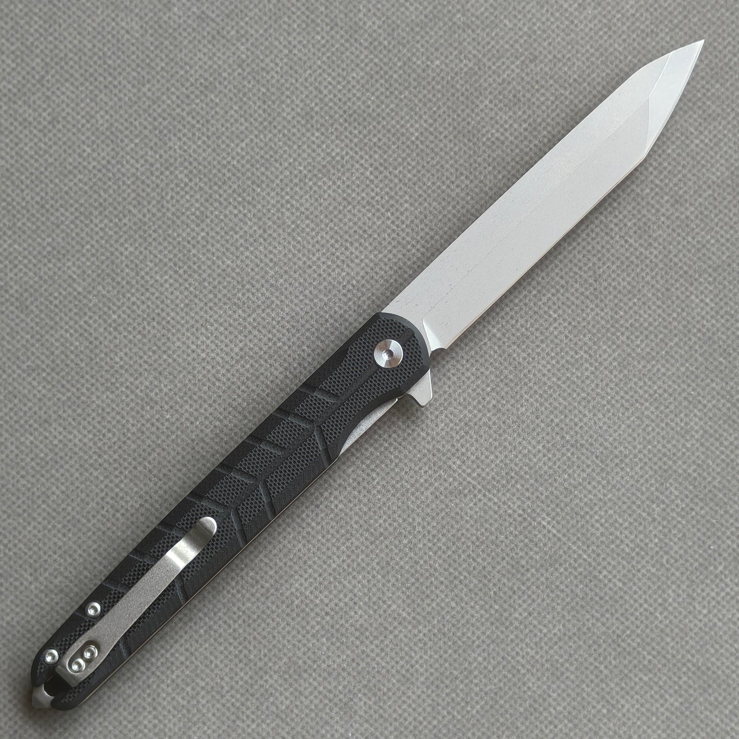 VORIXN KM001 open clip-side view showing pocket clip, carbon fiber handle structure, and overall profile.