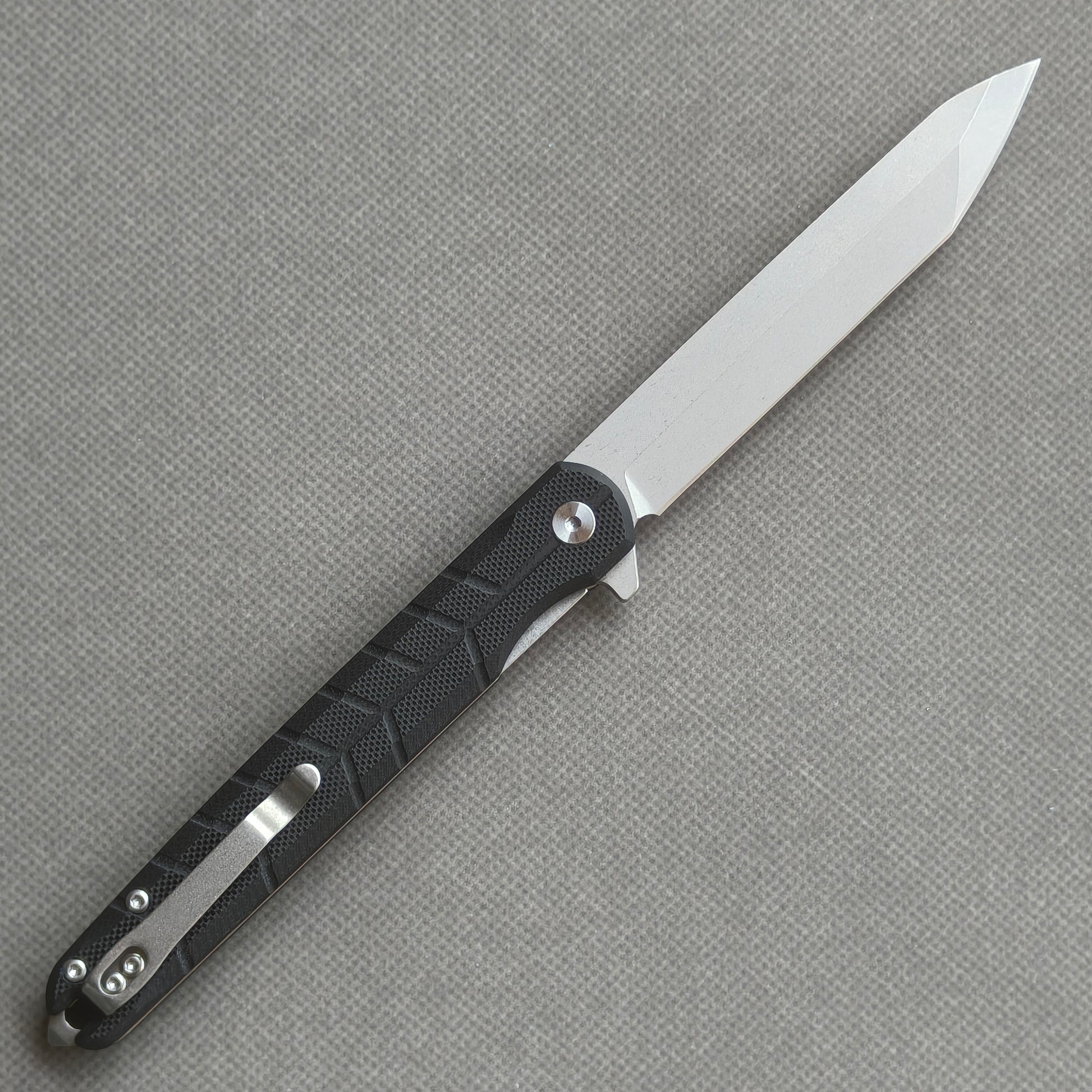 VORIXN KM001 open clip-side view showing pocket clip, carbon fiber handle structure, and overall profile.