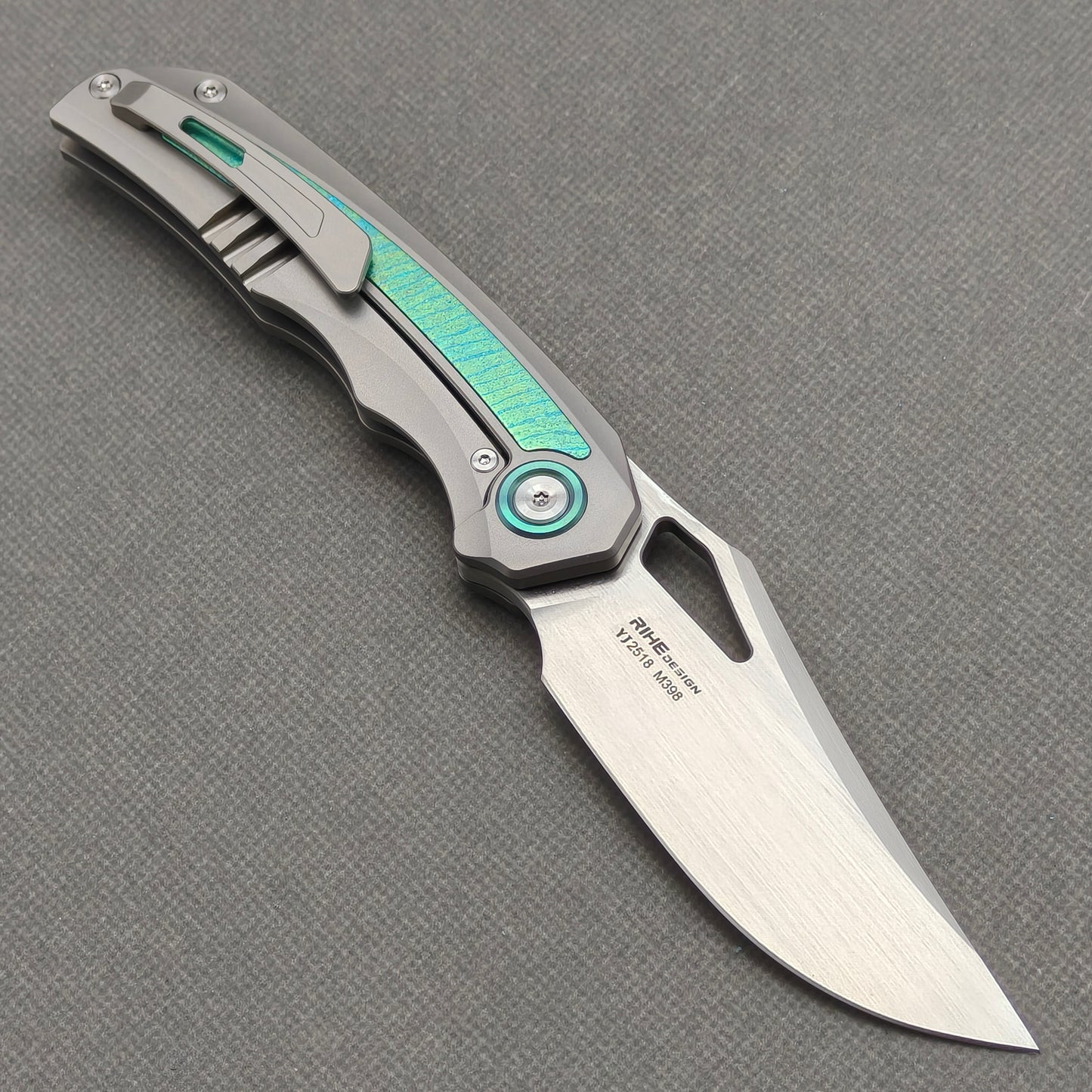 Couteau pliant RIHE Design, manche titane + titane cristallisé (lame Bohler M398 de 3,7") KB076
