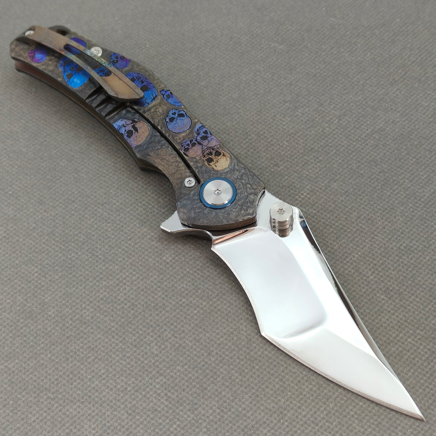 VORIXN „Skull Mirror“ Flipper- & Daumenpin-Messer, Titan-gravierter, anodisch gefärbter Griff (10,2 cm 10Cr15CoMoV Klinge) KB089