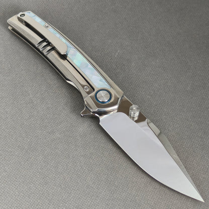 VORIXN "Ocean Mirage" Flipper & Daumenpin-Messer mit weißer Perlmutt-Einlage im Titan-Griff (9,7 cm M390 Klinge) KB092