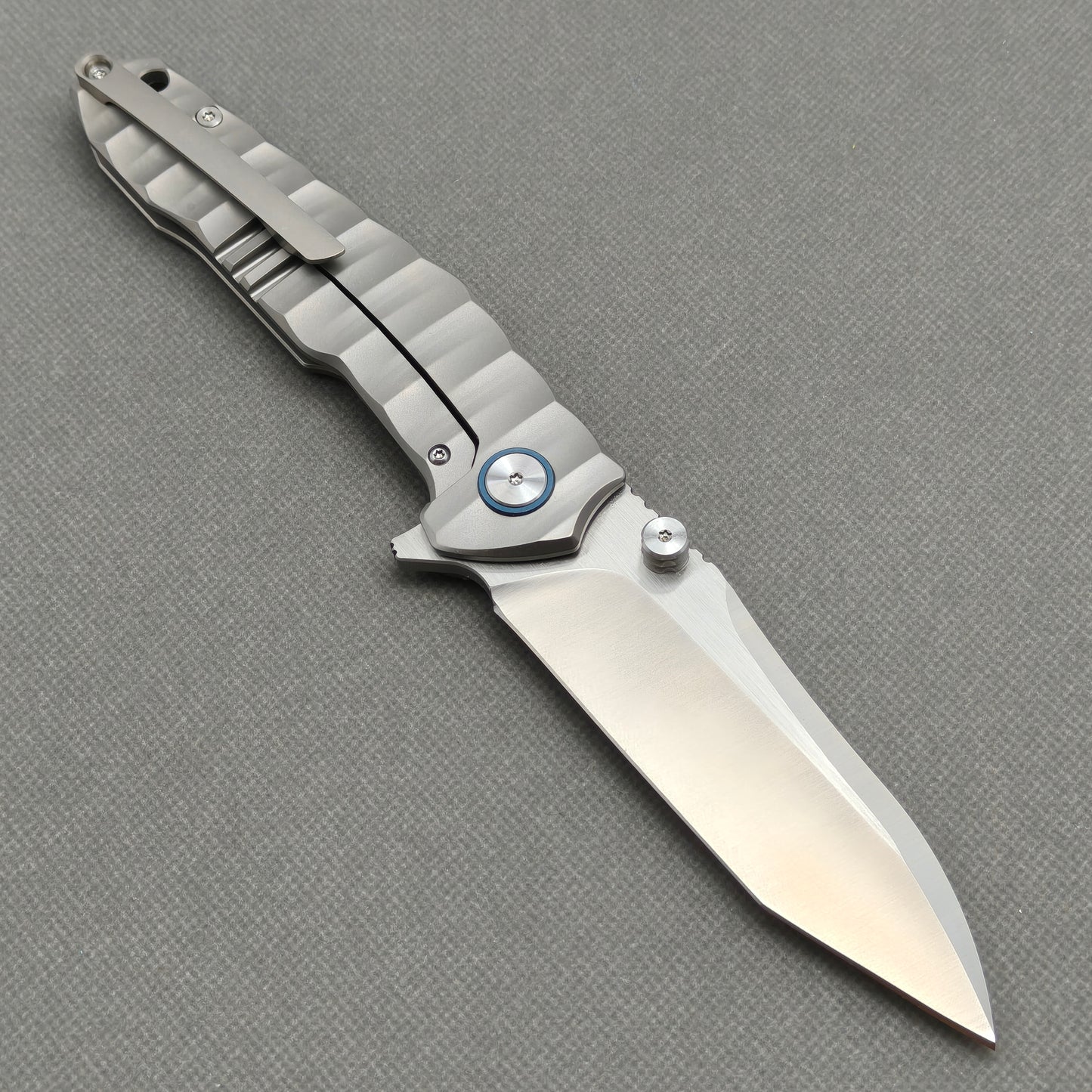 Couteau VORIXN "Longreach" avec ouverture flipper et double-molette, manche en titane (lame 10Cr15CoMoV de 4,1") KB002