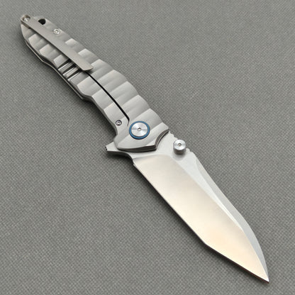 Couteau VORIXN "Longreach" avec ouverture flipper et double-molette, manche en titane (lame 10Cr15CoMoV de 4,1") KB002