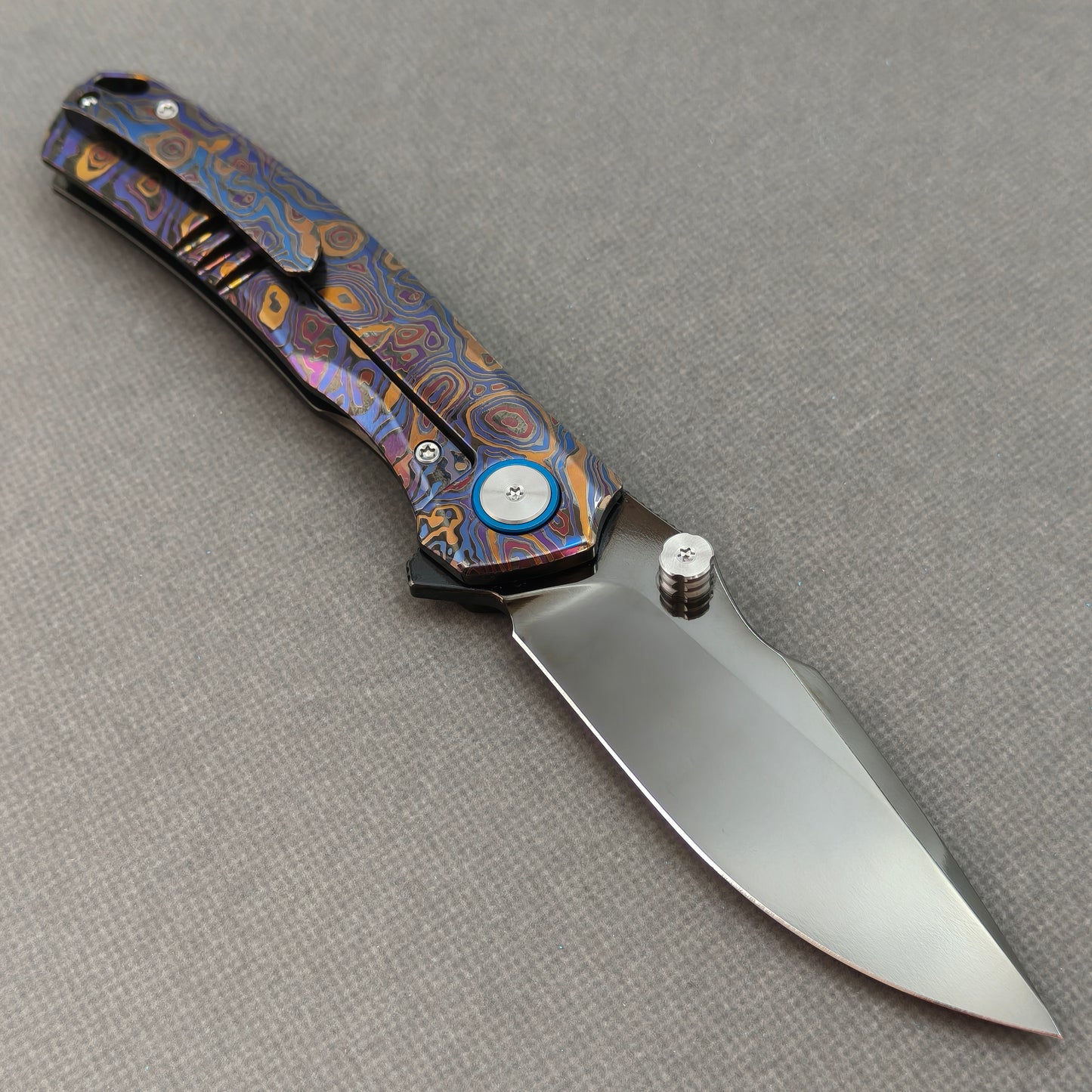 Vorixn „TOPOGRAPH“ Flipper- & Daumenpin-Messer, Titan-Griff (9,1 cm Klinge aus 10Cr15CoMoV Stahl) KB046