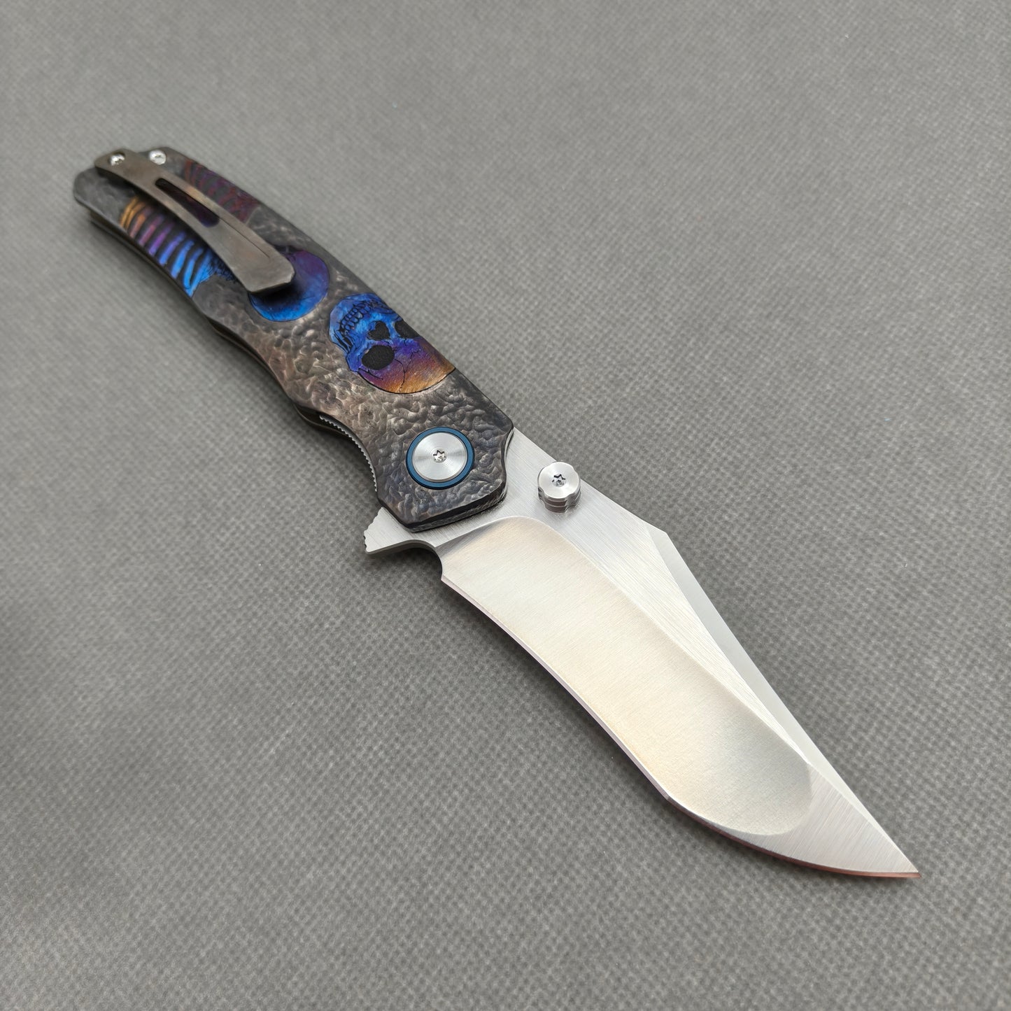 VORIXN "Skull Titanium" Flipper- & Daumenpin-Messer Titan-gravierter, eloxierter Farbgriff (9,9 cm 10Cr15CoMoV Klinge) KB033