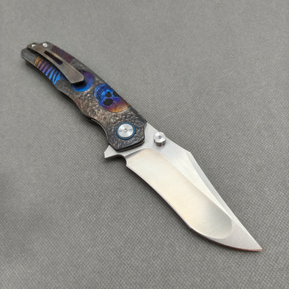 VORIXN "Skull Titanium" Flipper- & Daumenpin-Messer Titan-gravierter, eloxierter Farbgriff (9,9 cm 10Cr15CoMoV Klinge) KB033