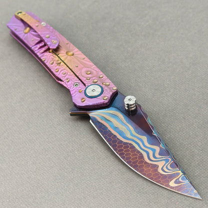 Vorixn "Impact Origin" Flipper & Daumenpin-Messer, Titan-gravierter, anodisierter Griff (9,14 cm Damaststahlklinge) KB079