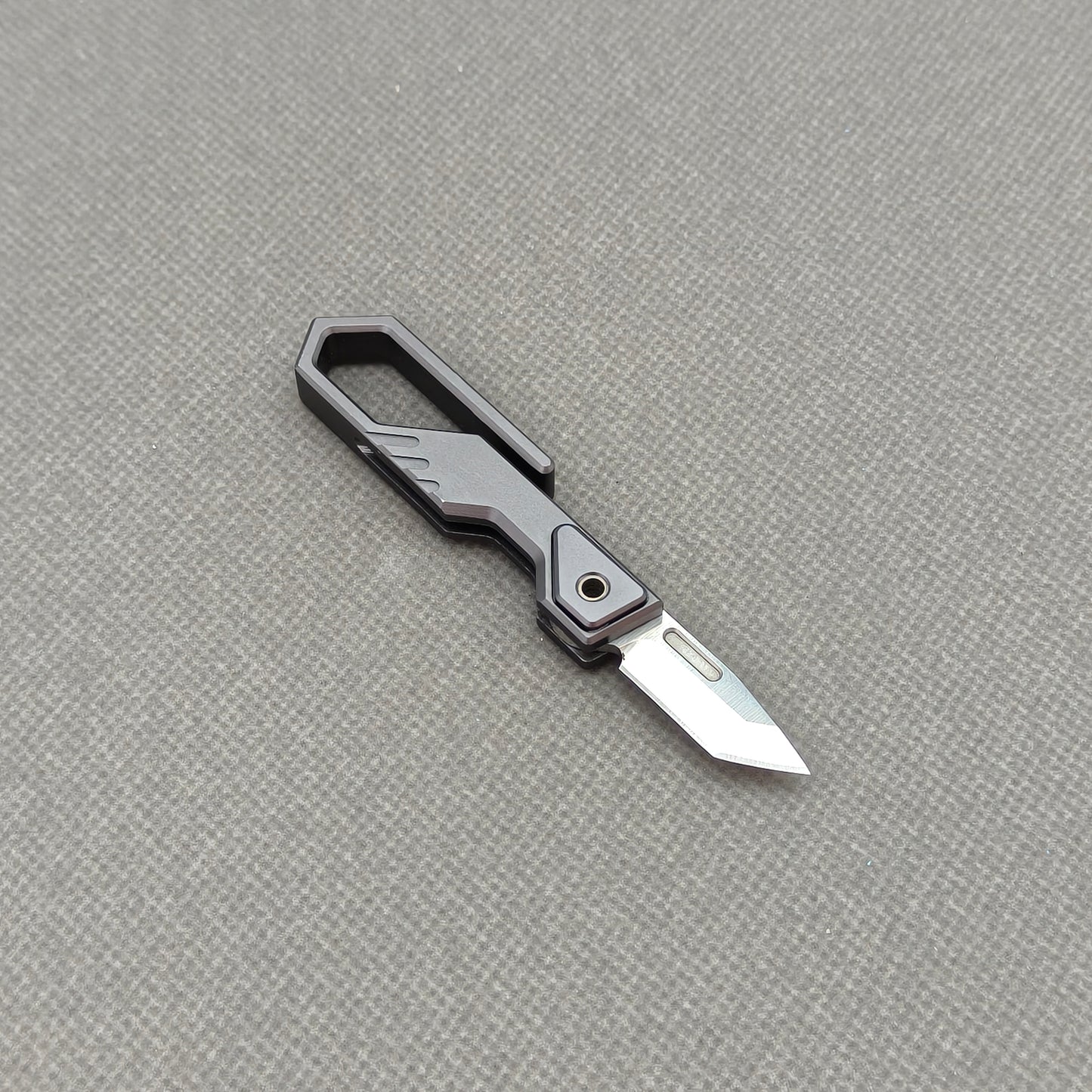 VORIXN NA005 Super Tiny Folding Knife – clip side view showing overall handle and blade