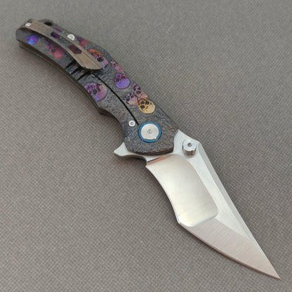 VORIXN „Skull Titanium“ Flipper- & Daumenpin-Messer, titangraviert, Griff mit eloxierter Farbgebung (4,0" 10Cr15CoMoV Klinge) KB006