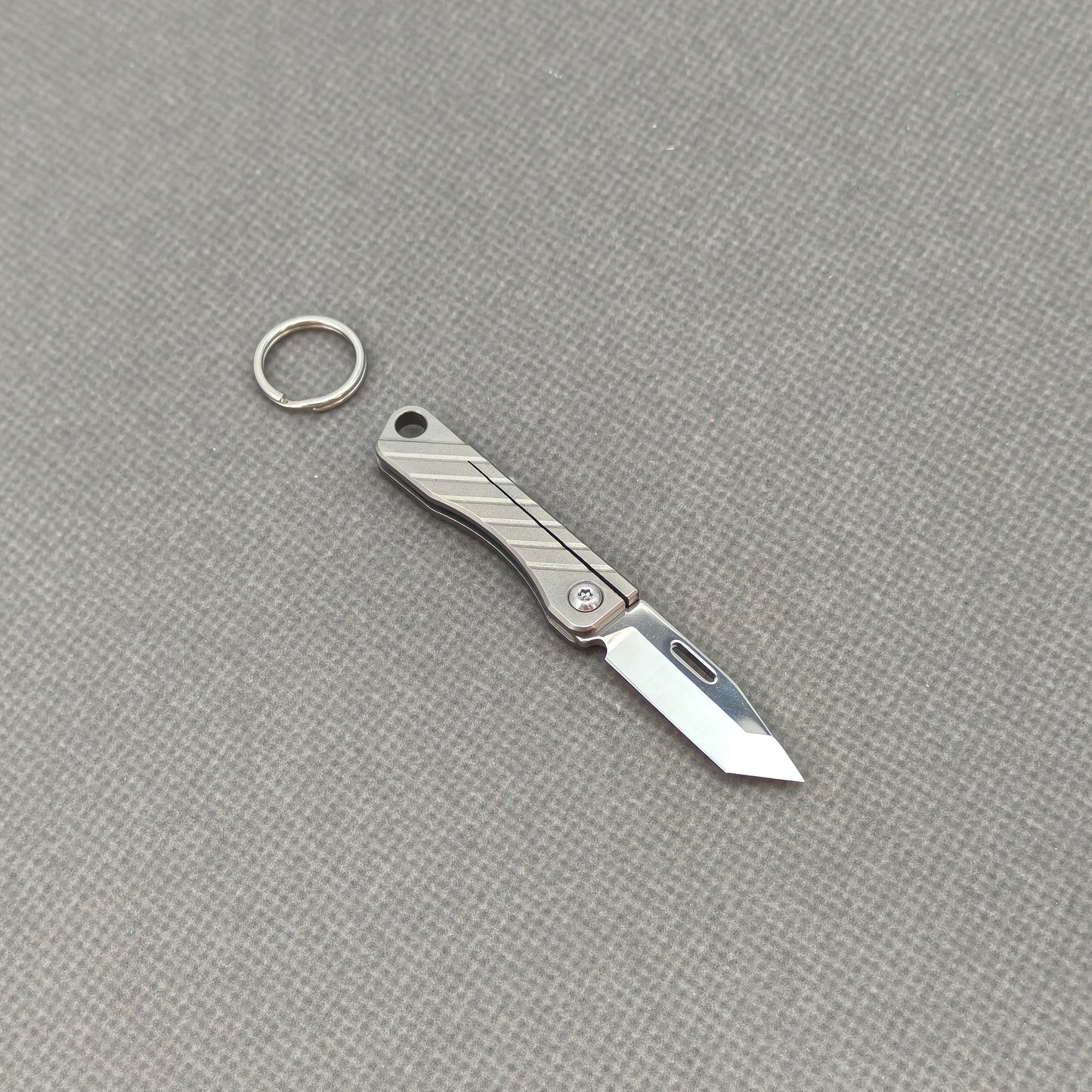 VORIXN NA002 Super Tiny Folding Knife – clip side view showing overall handle and blade