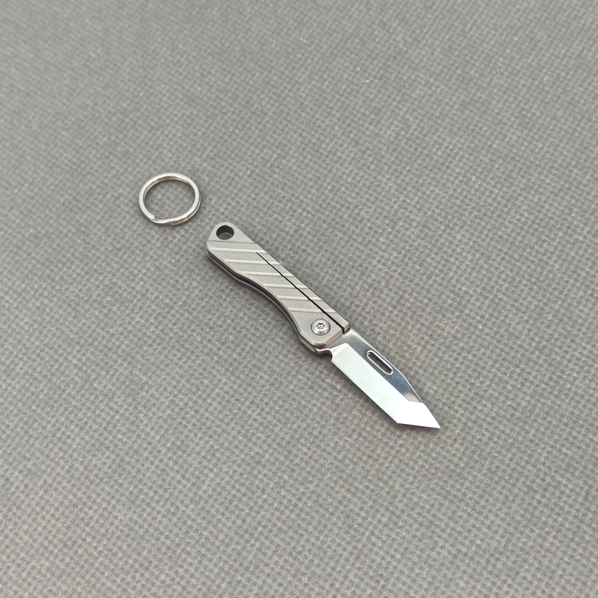 VORIXN NA002 Super Tiny Folding Knife – clip side view showing overall handle and blade
